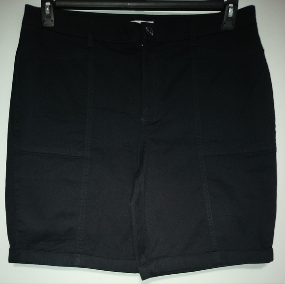 Women Black Shorts / Size 18 - Picture 3 of 7